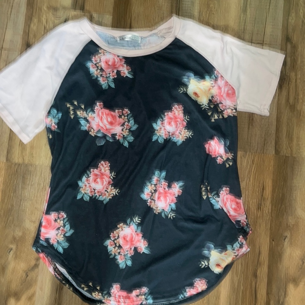 Green peach flowered top